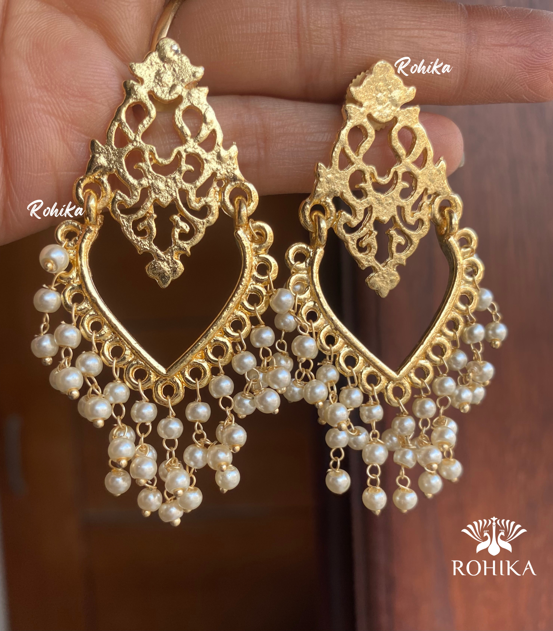 Tanu Beautiful earrings-Golden