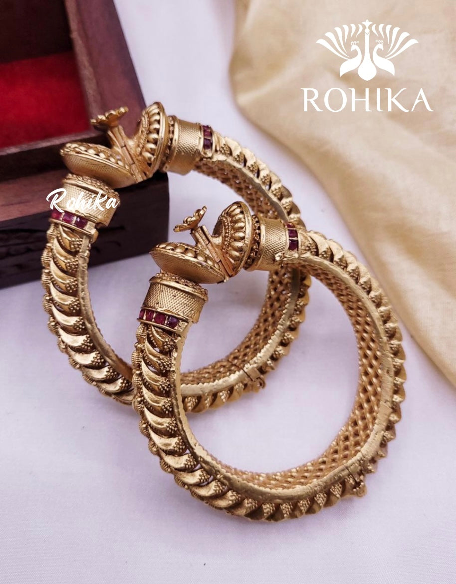 Nirvana goldplated bangles - Red