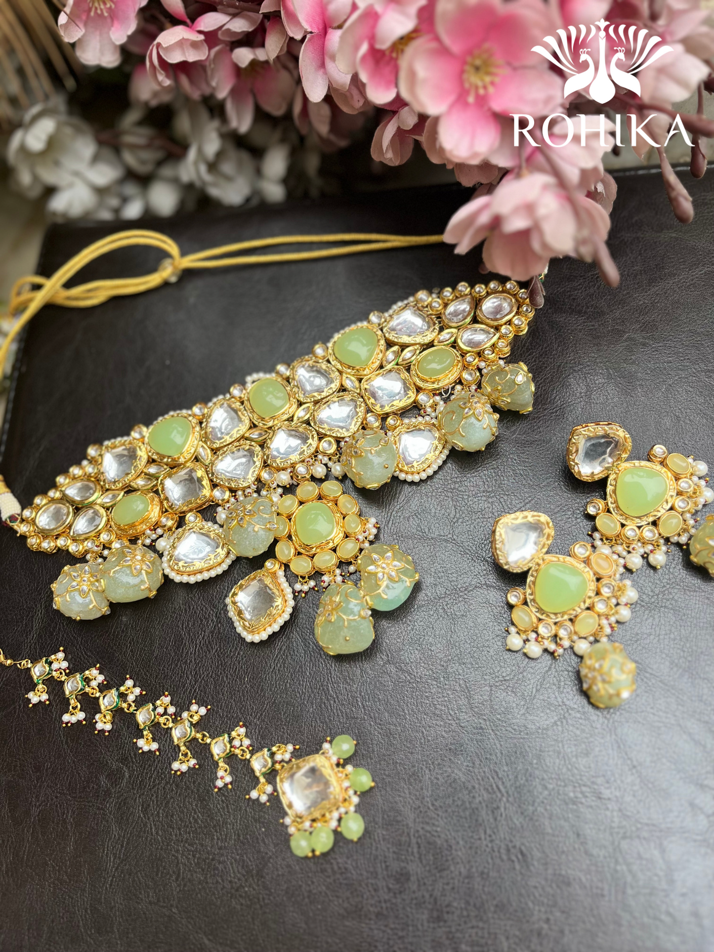 Deepika deals green choker